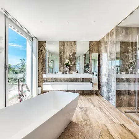 Luxury - - With Pool&jacuzzi Ferienhaus